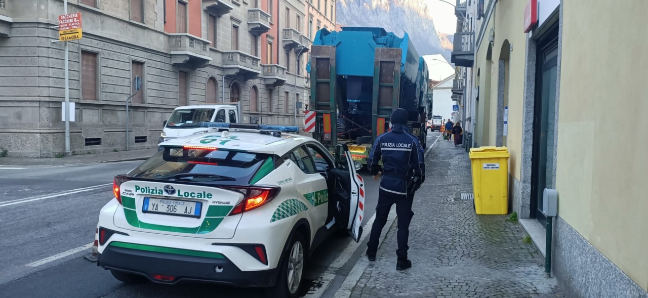 Lecco: mezzo eccezionale in avaria in via Leonardo Da Vinci
