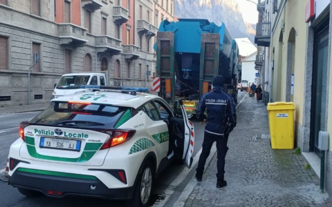 Lecco: mezzo eccezionale in avaria in via Leonardo Da Vinci