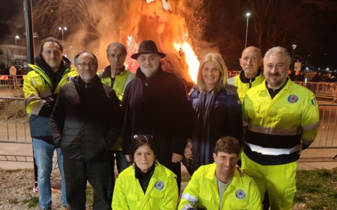 Il falò che accende la memoria: Pescate saluta l’inverno e abbraccia la primavera