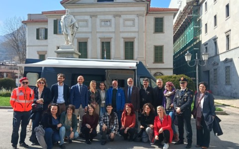 Un camper di speranza: l’aiuto concreto arriva vicino a chi vive in strada