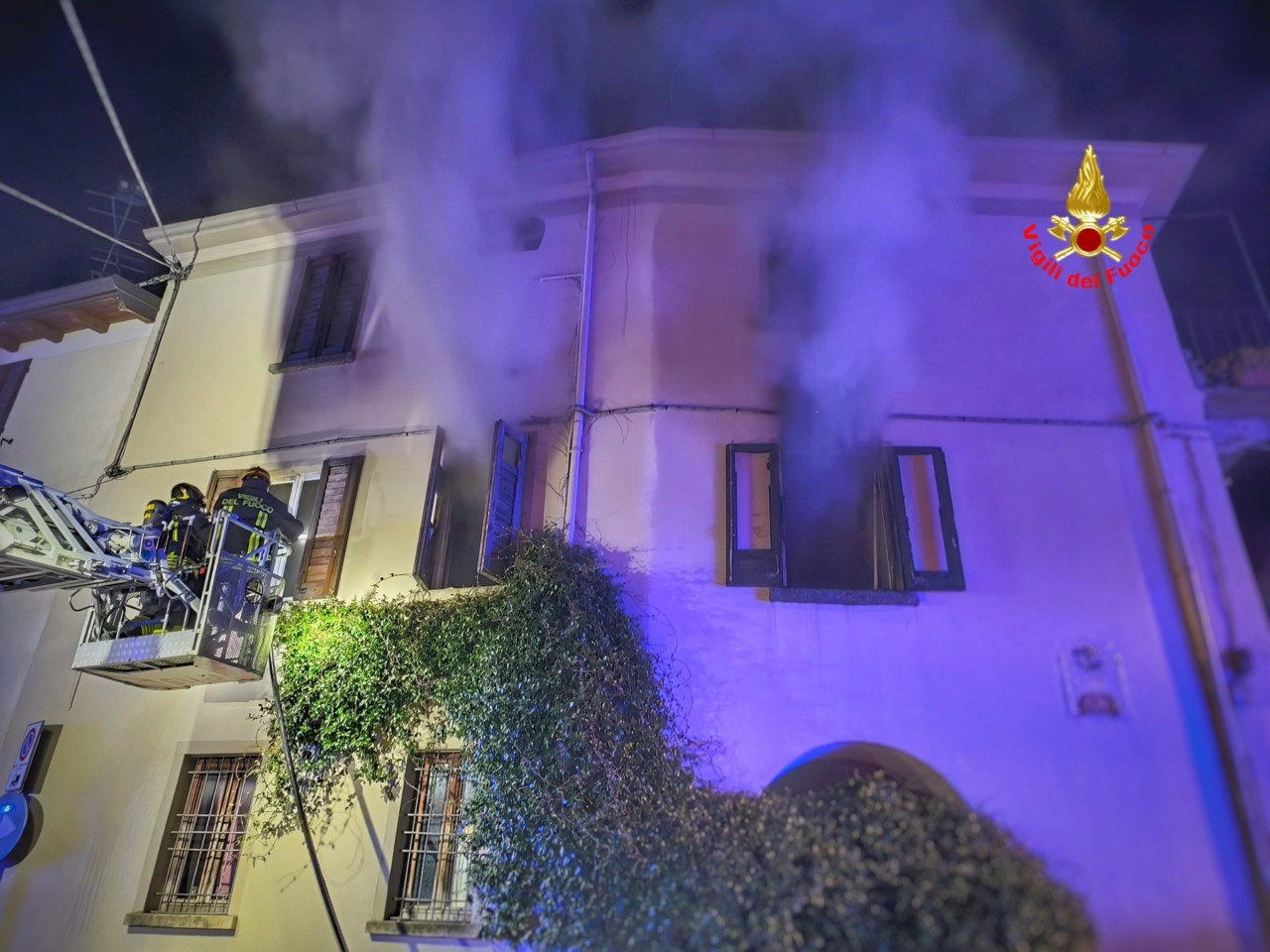 Appartamento in fiamme a Mandello del Lario, intervento dei Vigili del fuoco