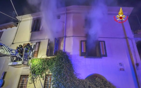 Appartamento in fiamme a Mandello del Lario, intervento dei Vigili del fuoco