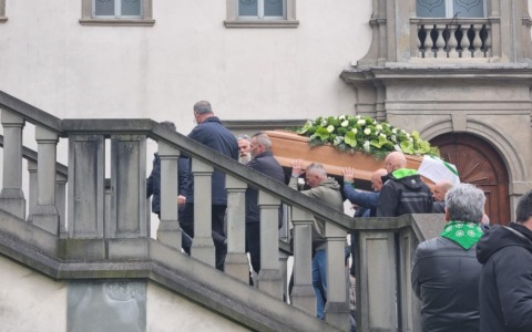 Ultimo saluto a Umberto Bossi: in migliaia al funerale a Pontida