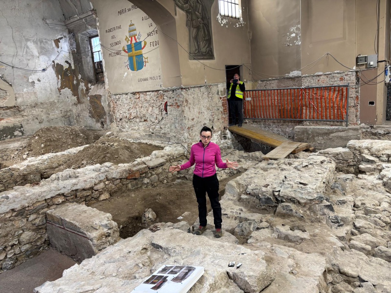 Valmadrera: gli scavi per il restauro della cappella di Lourdes svelano un’inaspettata scoperta