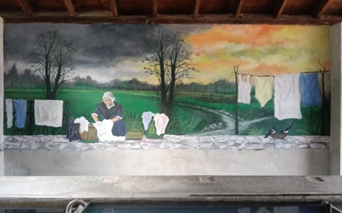 Civate, inaugurato il murales al lavatoio di via Broggi ad opera di Adelio Sandionigi