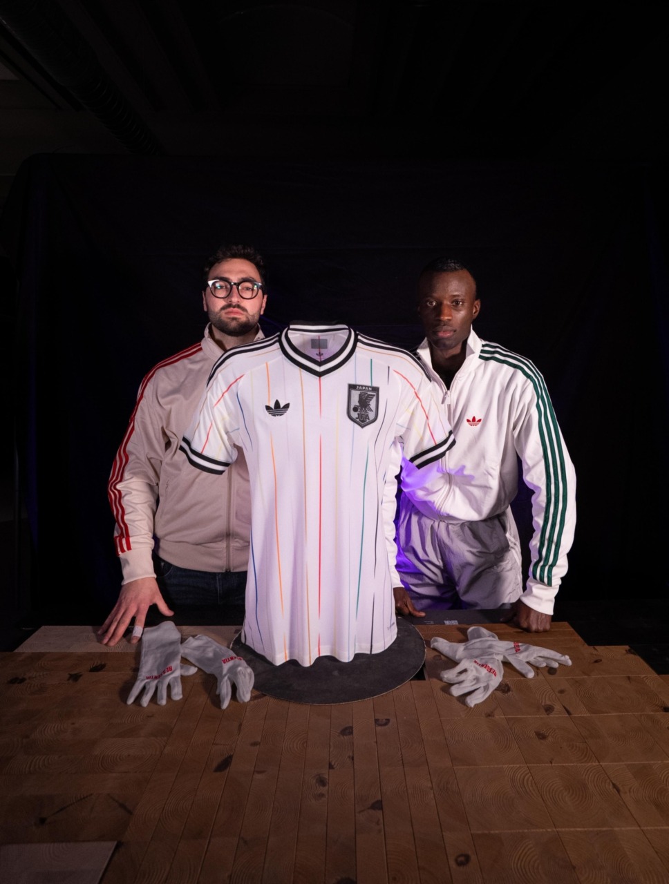 Le magliette diventano… sculture, Ressentia firma l’installazione per adidas