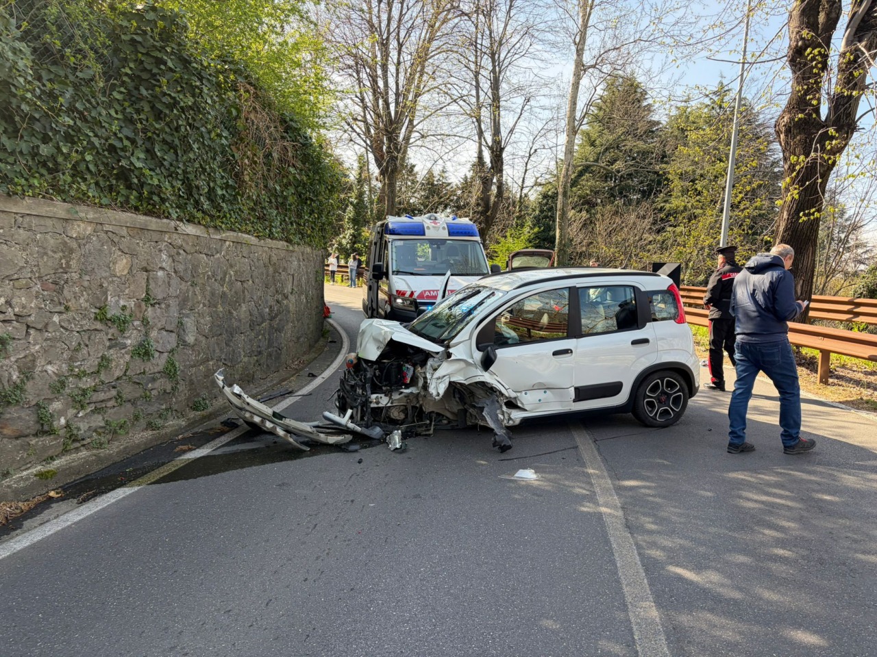 Frontale sul provinciale, coinvolte tre auto e strada chiusa
