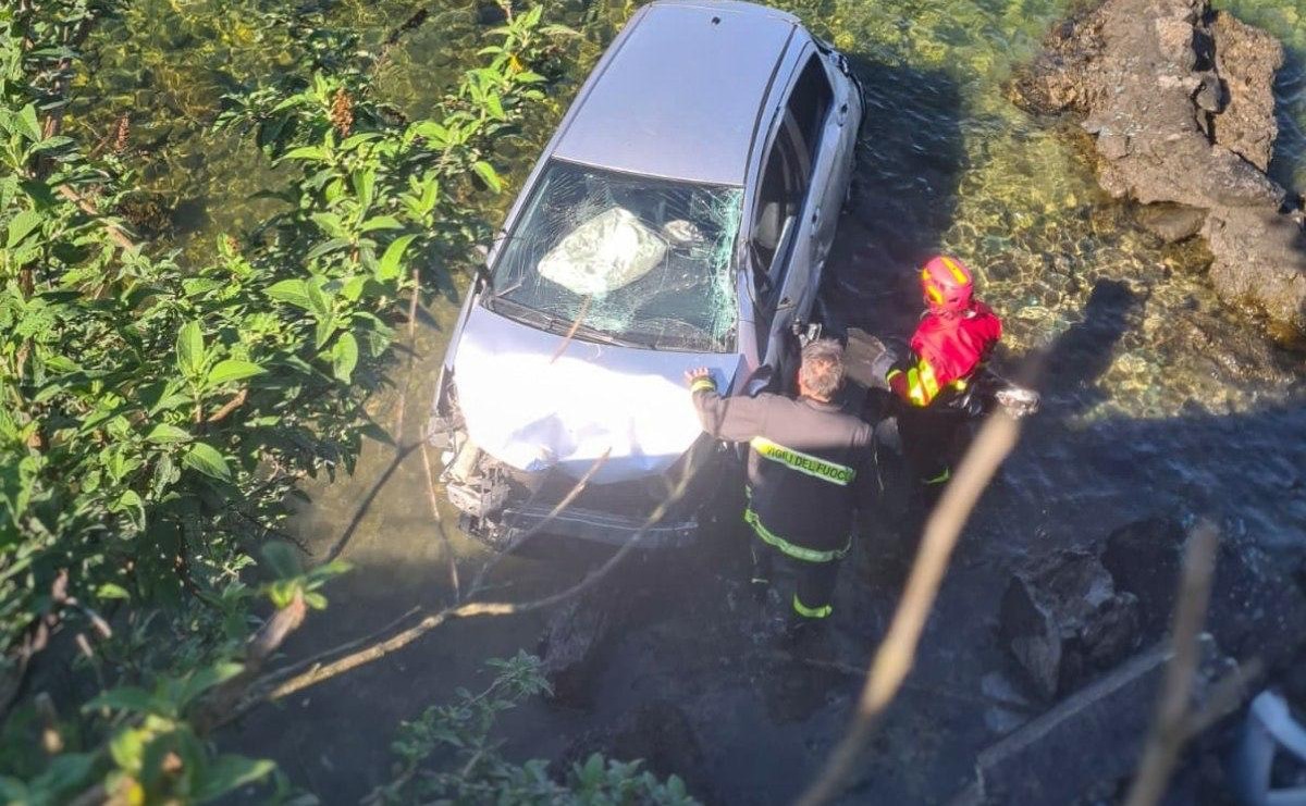 Auto esce di strada e finisce nel fiume dopo un volo di 7 metri