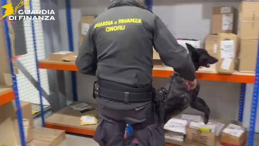Hashish nei locker e nei pacchi: sgominato il nuovo traffico “invisibile” della droga