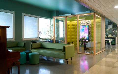 Il respiro della natura diventa cura: l’opera di Nicola Villa all’Hospice Resegone