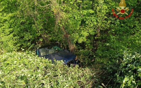 Auto fuori strada, intervento dei Vigili del Fuoco: chiude la Sp67