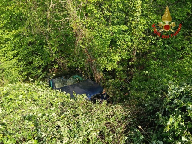 Auto fuori strada, intervento dei Vigili del Fuoco: chiude la Sp67