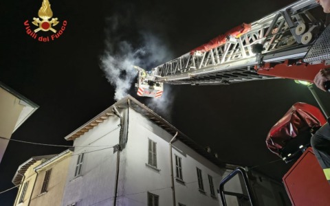 Paura nella notte a Calolziocorte: incendio tetto in centro, case al buio e un intossicato