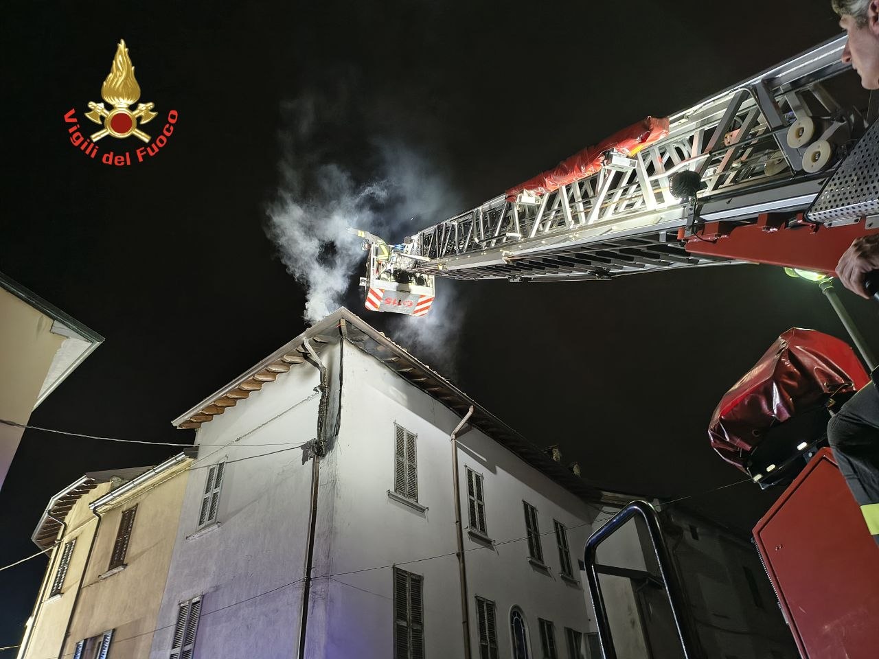 Paura nella notte a Calolziocorte: incendio tetto in centro, case al buio e un intossicato
