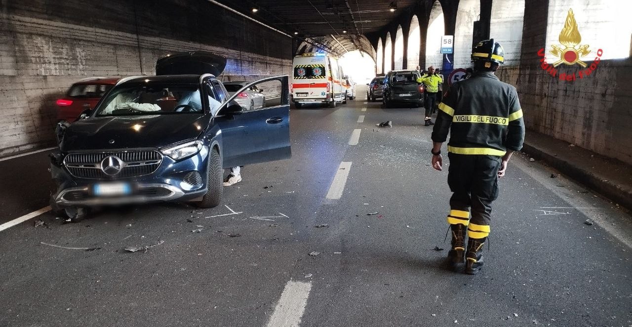 Incidente nella Galleria Borbino sulla Statale 36: 6 persone coinvolte e lunghe code verso Lecco