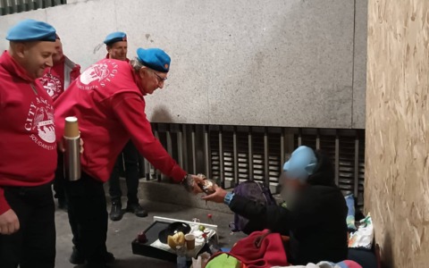 I City Angels di Lecco donano la colomba pasquale ai senzatetto