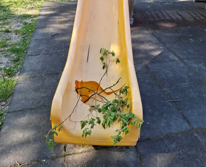 Violenza a Garlate: vandalismi e rissa a bottigliate tra giovani, chiuso il parco di via Stoppani