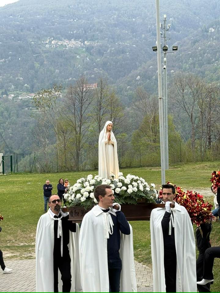 La Madonna di Fatima atterra a Parlasco