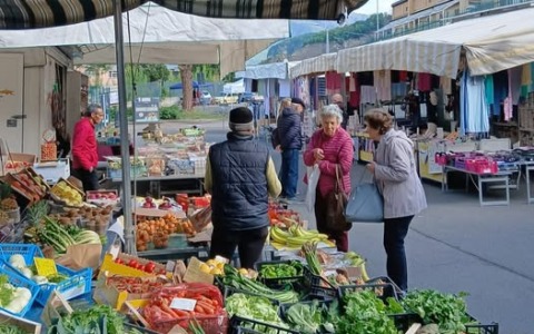 Mercati rionali a Lecco: partenza a Chiuso