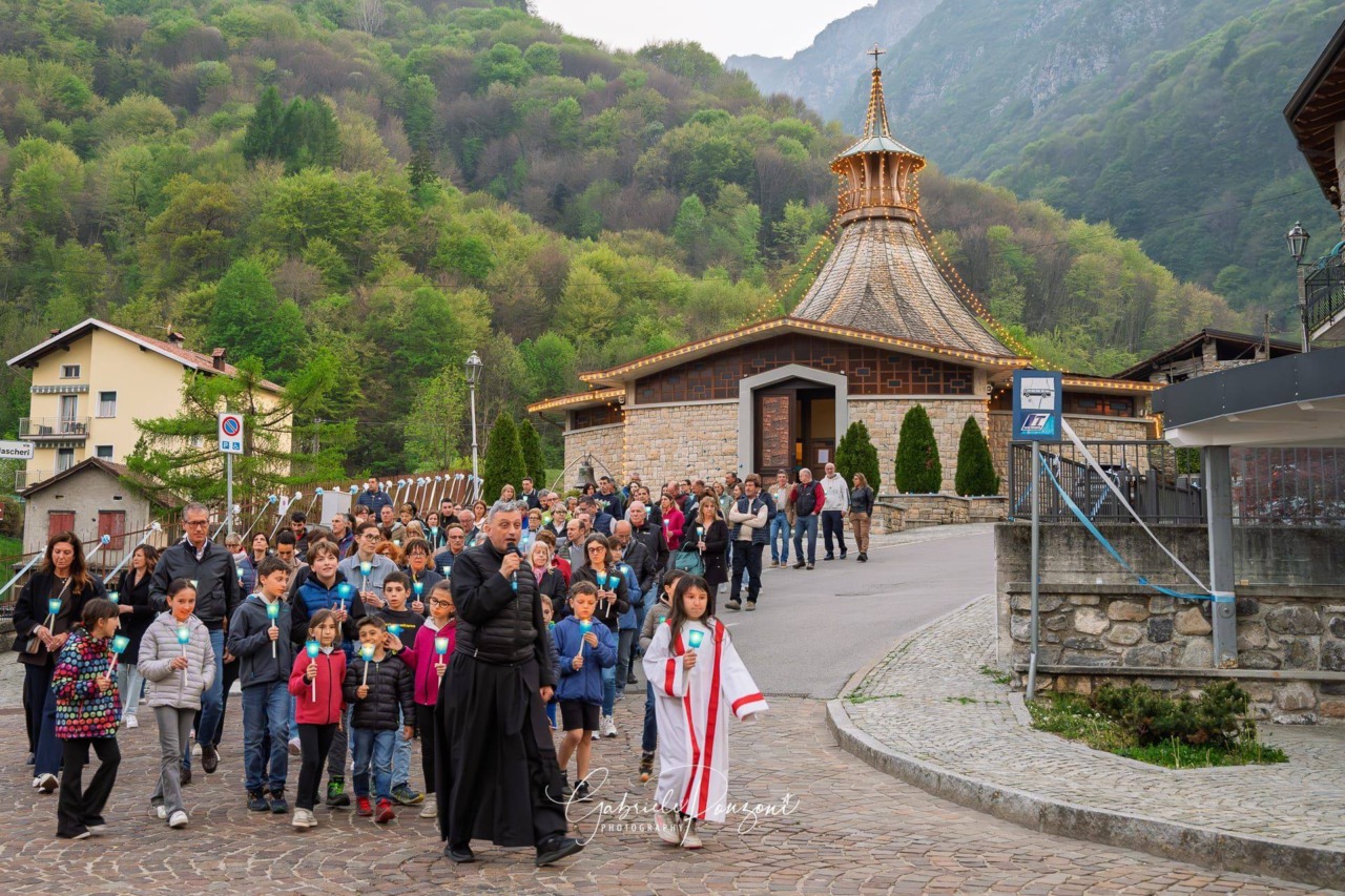 La Valsassina accoglie la Madonna Pellegrina: a Prato San Pietro una serata di luce e preghiera