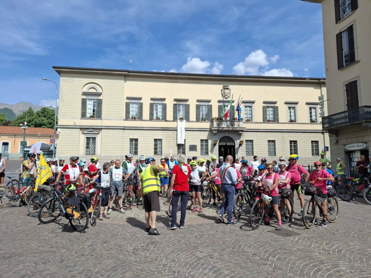 “Questa Bici R1PUD1A la Guerra”: la provincia di Lecco ha pedalato per la pace
