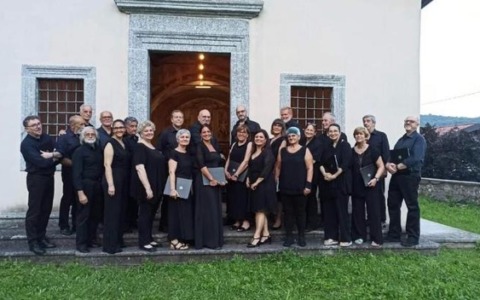 “Armonie per una stella”: a Mandello il concerto del coro Aldeia in memoria di Virna Dotti