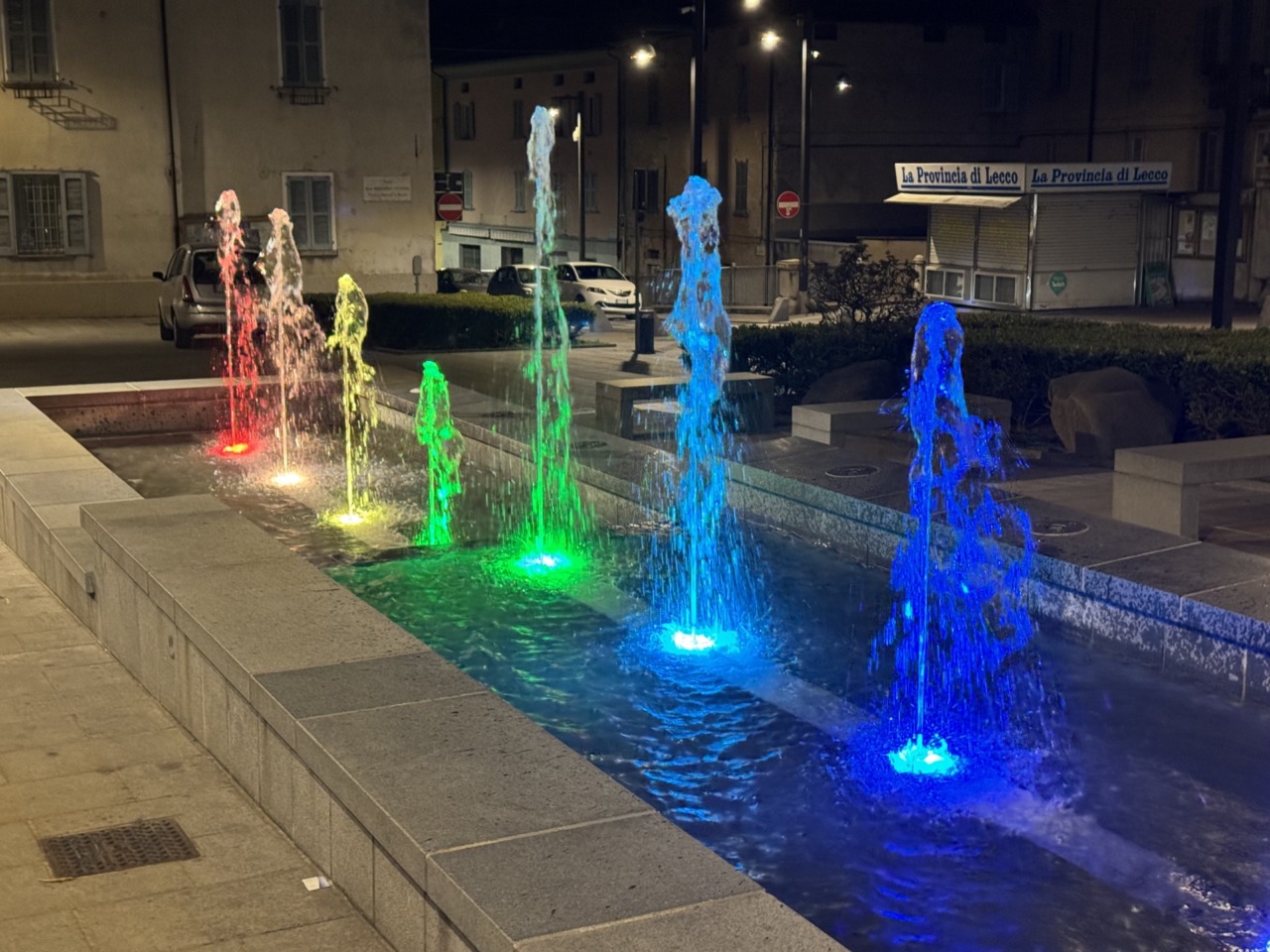 Valmadrera: la fontana si tinge di pace