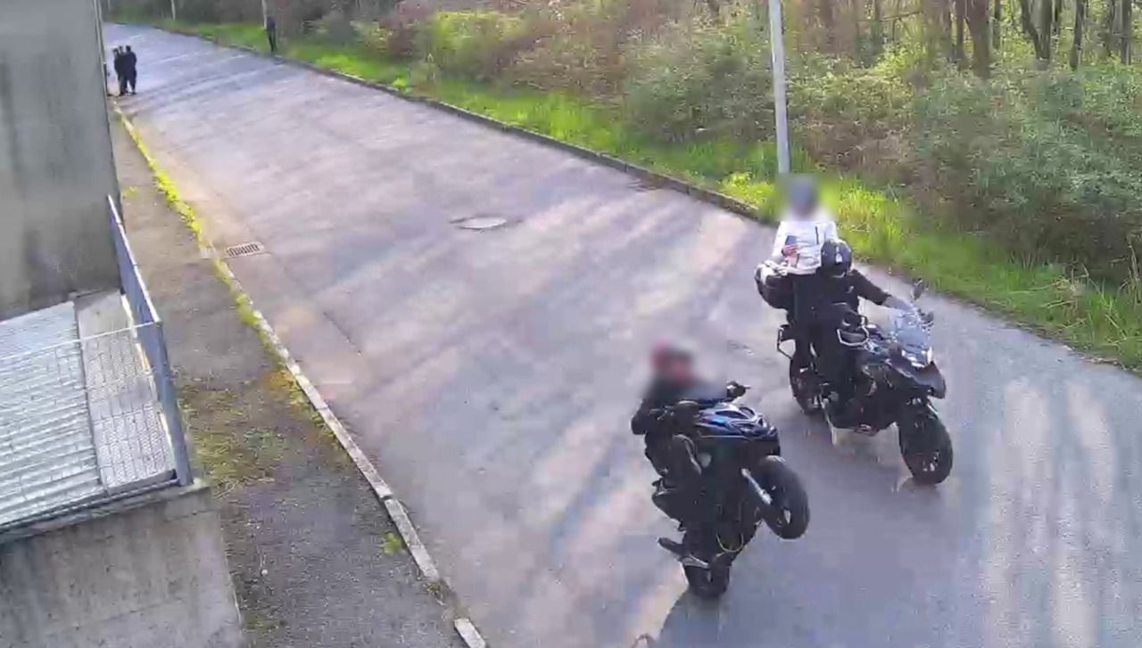 Motoraduno abusivo con incidente, a terra un ragazzino