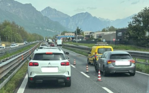 Incidente tra auto e moto sulla Statale 36: ferito un motociclista di 70 anni