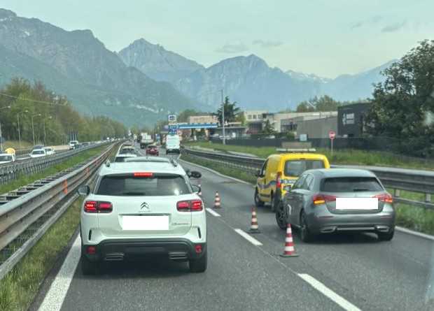 Incidente tra auto e moto sulla Statale 36: ferito un motociclista di 70 anni