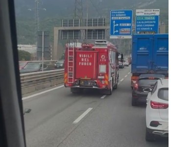 Auto ribaltata sul Terzo Ponte a Lecco: traffico in tilt