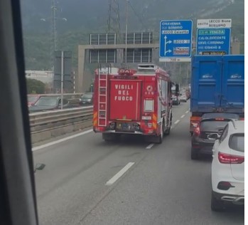 Auto ribaltata sul Terzo Ponte a Lecco: traffico in tilt