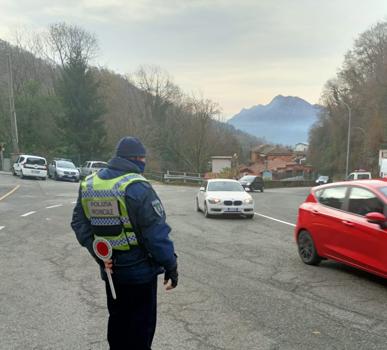 Scontro tra auto e moto in corso San Michele del Carso: ferito un 17enne