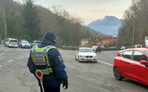 Scontro tra auto e moto in corso San Michele del Carso: ferito un 17enne