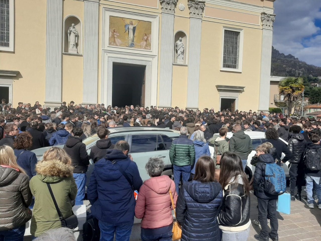 Una grande folla ai funerali di Cesare, scomparso a 15 anni
