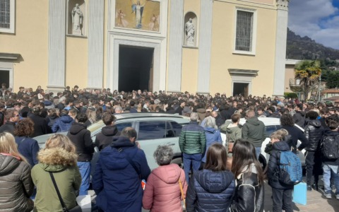 Una grande folla ai funerali di Cesare, scomparso a 15 anni