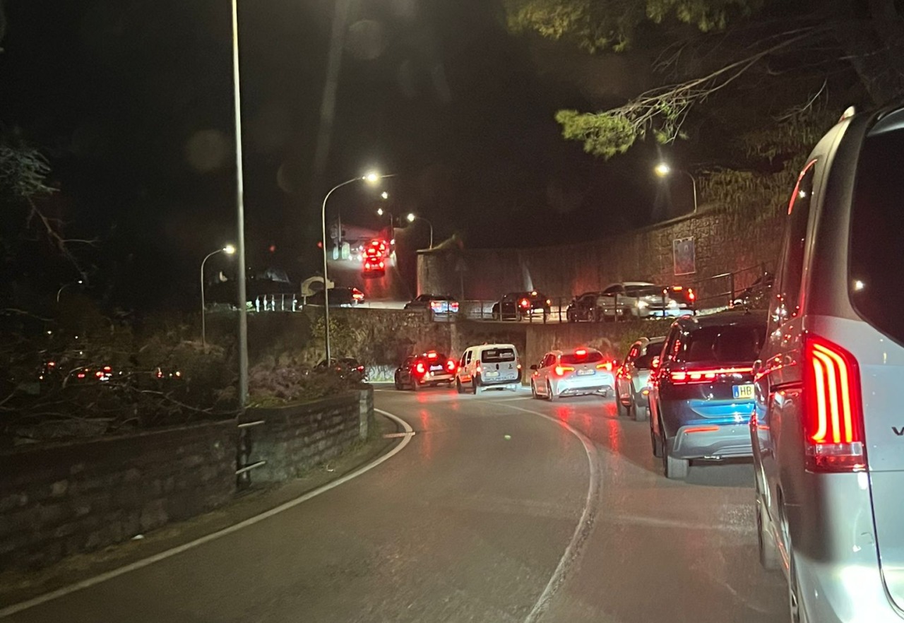 Traffico paralizzato sul lago: Abbadia, Mandello e Lierna sotto pressione