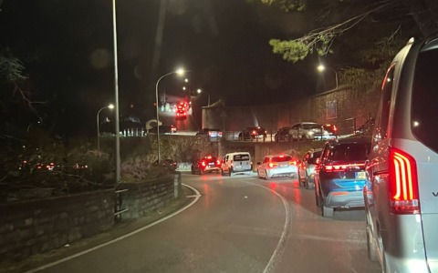 Traffico paralizzato sul lago: Abbadia, Mandello e Lierna sotto pressione