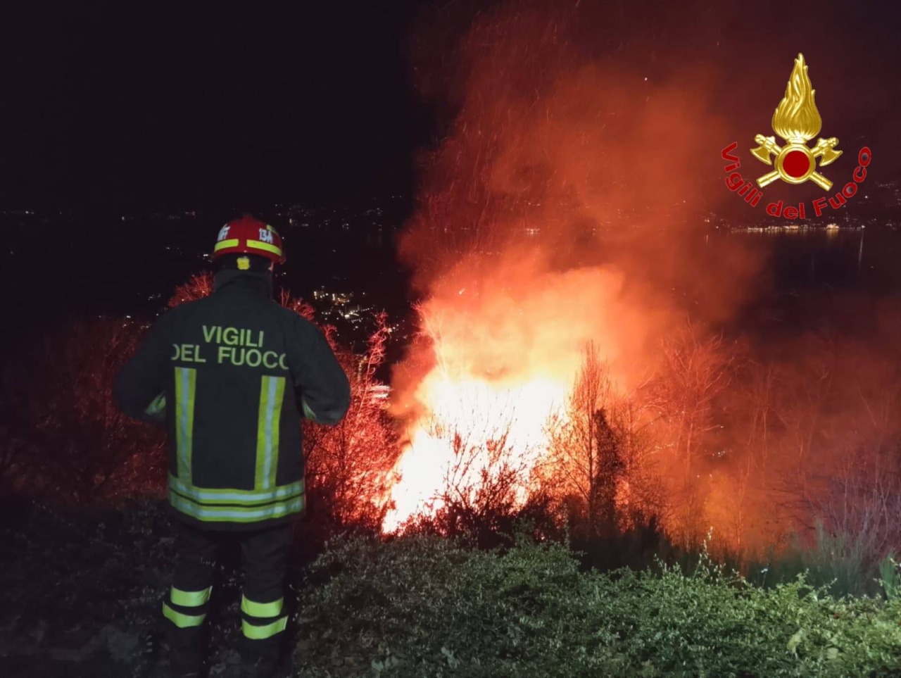 Contrasto agli incendi boschivi in provincia di Varese e di Sondrio: rinforzi anche dal Comando dei Vigili del fuoco di Lecco