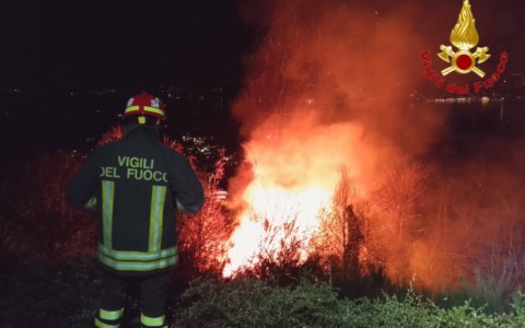 Contrasto agli incendi boschivi in provincia di Varese e di Sondrio: rinforzi anche dal Comando dei Vigili del fuoco di Lecco
