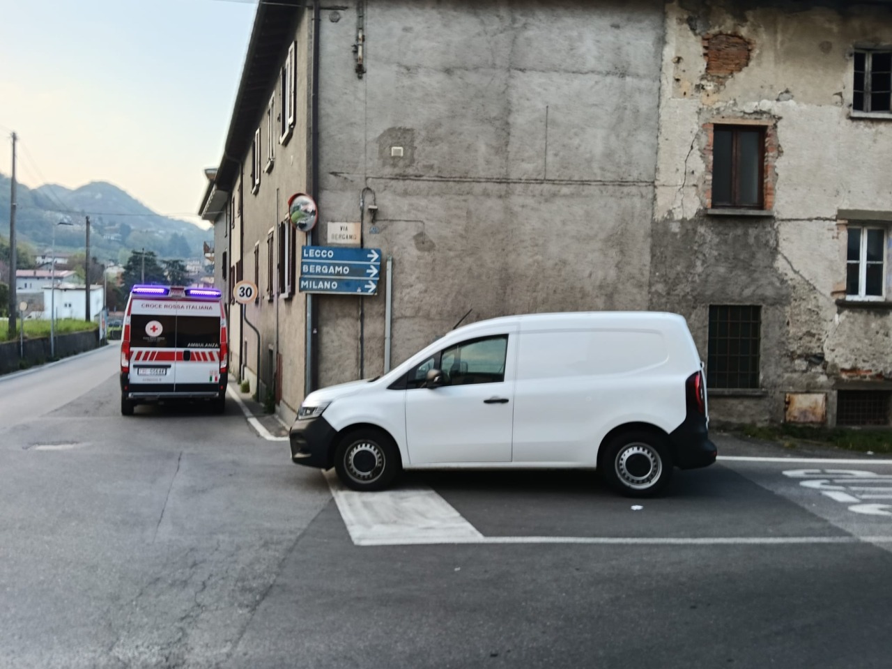 Tragedia a Calolziocorte: uomo di 61 anni trovato morto in auto
