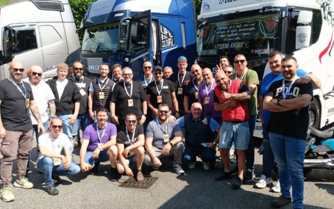 Smile on the road: 27 camion sul lungolago di Vercurago