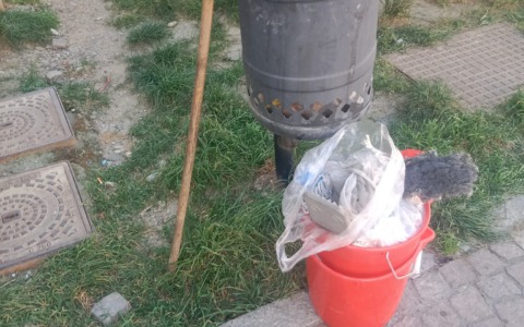 Galbiate, abbandona la spazzatura vicino a un cestino pubblico: multa da 100 euro