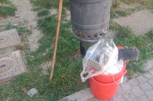 Galbiate, abbandona la spazzatura vicino a un cestino pubblico: multa da 100 euro