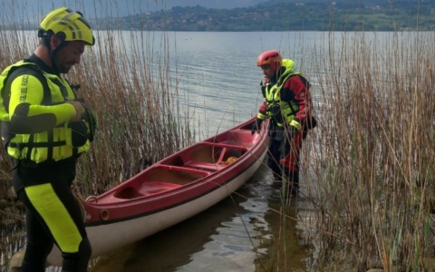 Pedalò si inabissa nel lago: minorenne salvato dai Vigili del fuoco