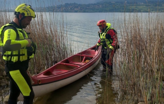 Pedalò si inabissa nel lago: minorenne salvato dai Vigili del fuoco