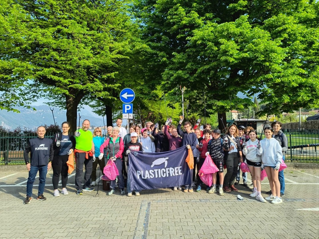 Abbadia, i volontari ripuliscono le spiagge del paese