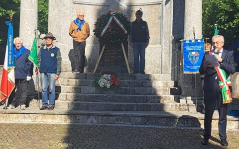 “Il 25 aprile non ci chiede di essere eroi, ma cittadini degni”: Valmadrera celebra la Festa della Liberazione