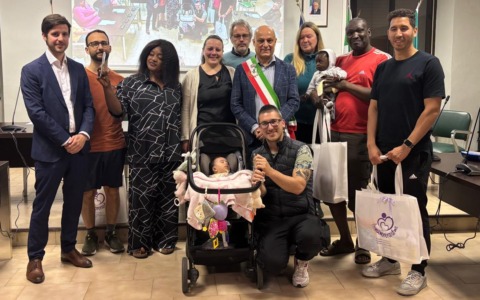 Civate: consegnati i kit “Tinnamoreraidime” a sei nuovi nati