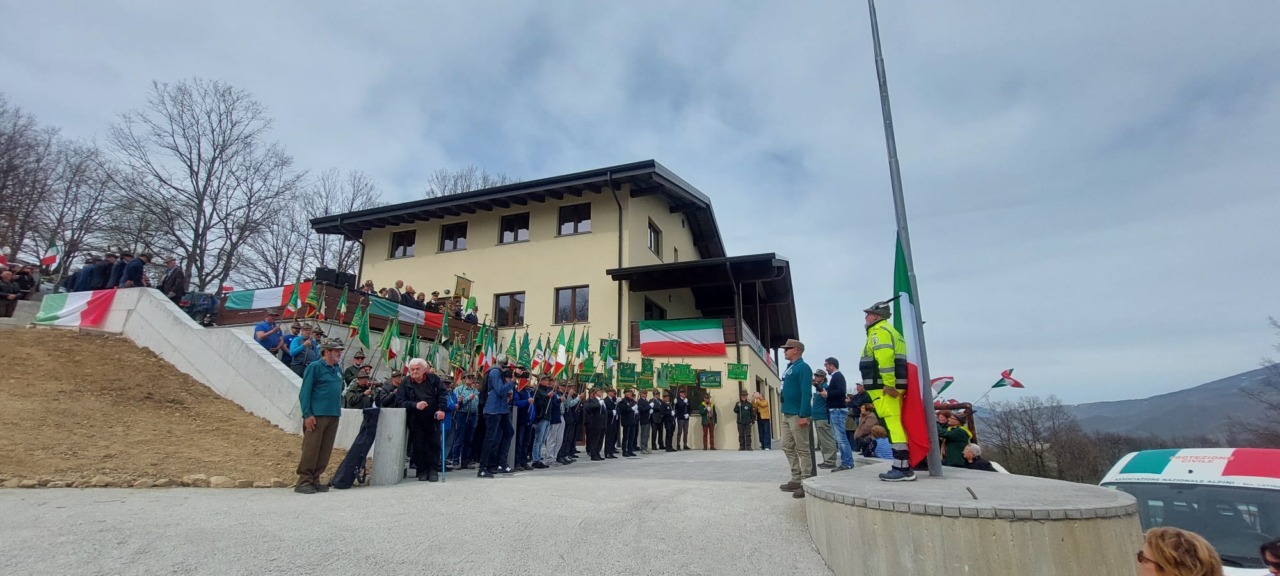 Inaugurato il rifugio di Accumoli alla presenza della banda di Barzio